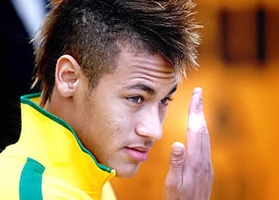 Cú sút cực mạnh nhưng vô hại của Neymar