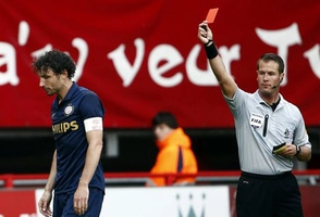 Van Bommel kết thúc sự nghiệp với chiếc thẻ đỏ