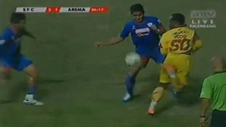 Cầu thủ vô danh gắp bóng điệu nghệ như Neymar