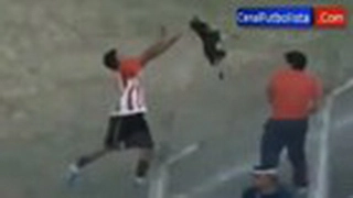 Nhận thẻ đỏ vì bóp cổ chó