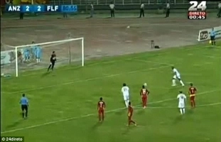 Cú sút 11m siêu dị theo phong cách múa ballet của cựu sao Premier League