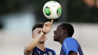 Balotelli liên tục bị cản phá cú sút 11m