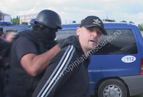 Cảnh sát đeo mặt nạ, mang súng vào sân bắt cầu thủ