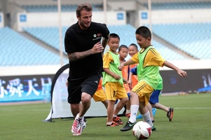 Becks chơi xấu trẻ con để cướp bóng