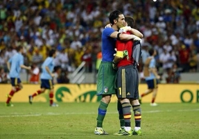 Casillas đợi Buffon để chia buồn sau chiến thắng