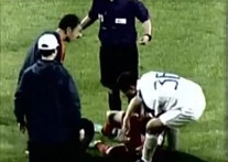 Bị đuổi vì kéo đối thủ ra sân trị thương