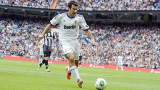 41 tuổi, Figo dứt điểm vẫn tuyệt đỉnh