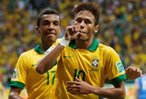 Cú sút phạt hoàn hảo của Neymar