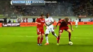 Drogba choáng với kỹ thuật của trung vệ Mertesacker
