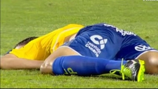 Bất tỉnh sau một pha va chạm mạnh trên sân