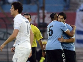 Suarez khiến tuyển Pháp nuốt trái đắng