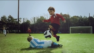 Các cầu thủ nhí chơi bóng cực dễ thương