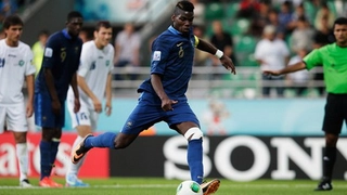 Pha đá penalty gây bất bình của Paul Pogba