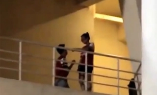 Cầu hôn bạn gái ngay giữa trận Việt Nam - Arsenal