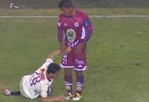 Cầu thủ đốn ngã đối phương bị tóm của quý