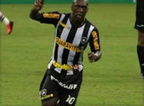 Seedorf ghi tuyệt phẩm sút xa