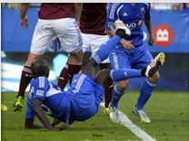 Bị ngã nằm sân vẫn móc bóng ghi bàn