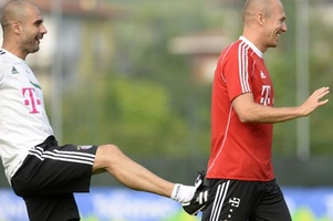 Robben bị thày đá vào mông