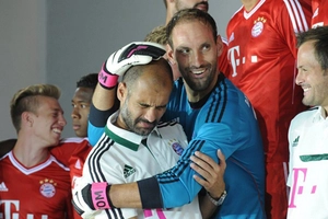 HLV Guardiola bị học trò đấm vào mặt