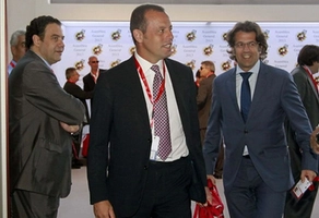 Chủ tịch Barca hồn nhiên đi thẳng vào nhà vệ sinh nữ