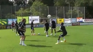 Hai ngôi sao Swansea đọ tài tâng bóng