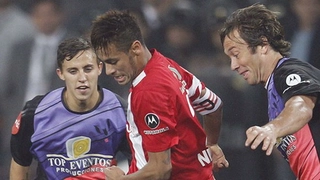 Neymar ghi bàn từ 40m vào lưới của đội Messi