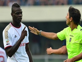 Balotelli nổi khùng với trọng tài