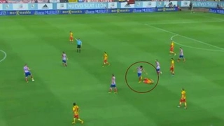 Alba lăn ra ăn vạ vì... bị xoa đầu