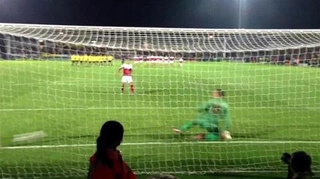 Pha đá 11m siêu hài của Bryan Luiz ở League Cup