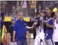 Cầu thủ nhập viện sau cú tát đùa của đối phương