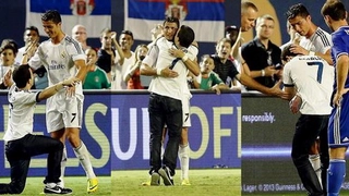 Cristiano Ronaldo ghi điểm với CĐV ở trận gặp Chelsea