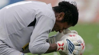 Pha xử lý như hề của thủ môn người Peru