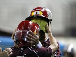 Hai cầu thủ nhí nhố đóng giả lính cứu hỏa