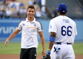 Ronaldo đọ tài tâng bóng với sao bóng chày