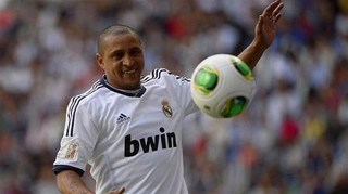 Tái hiện bàn thắng không tưởng của Roberto Carlos