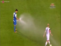 Cầu thủ rửa mặt ngay trên sân