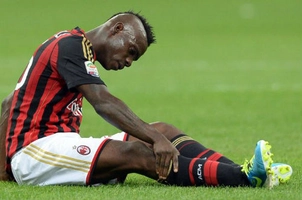 Balotelli tái hiện pha ăn vạ của Pepe