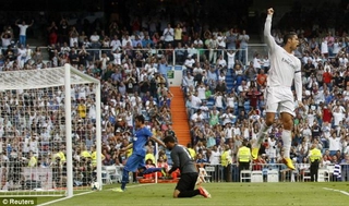 CR7 tái hiện cú giật gót ngẫu hứng của sao NH Anh