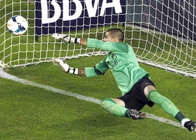 Valdes có pha cản phá để đời trong trận gặp Celtic