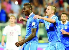 Pha bỏ lỡ siêu tệ của Balotelli