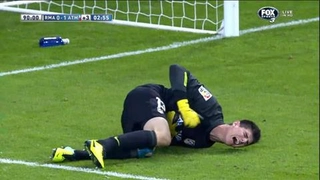 Thủ môn Atletico ăn vạ thô thiển