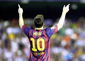 Messi bắt chước Ronaldo đánh gót nhưng bất thành