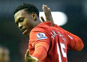 Fan Liverpool ngã nhào vì chiếc áo của Sturridge