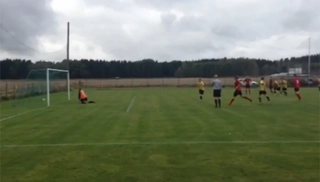 Cầu thủ khiếm thị sút penalty cực hiểm