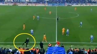 HLV Ancelotti trổ tài đỡ bóng