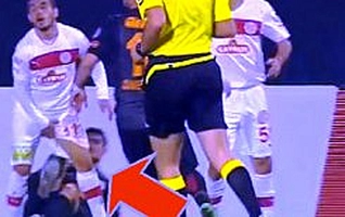 Sao Galatasaray đá vào hạ bộ đối thủ