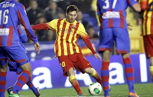 Cầu thủ Sociedad bất lực lao vào ôm Messi