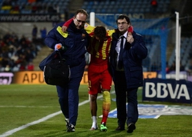 Neymar quằn quại trên sân