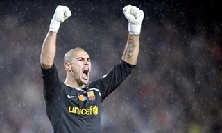 Pha bay người cứu thua ấn tượng của Victor Valdes