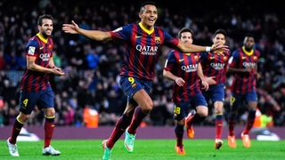 Tạo siêu phẩm đá phạt, Sanchez không dám tranh quyền của Messi